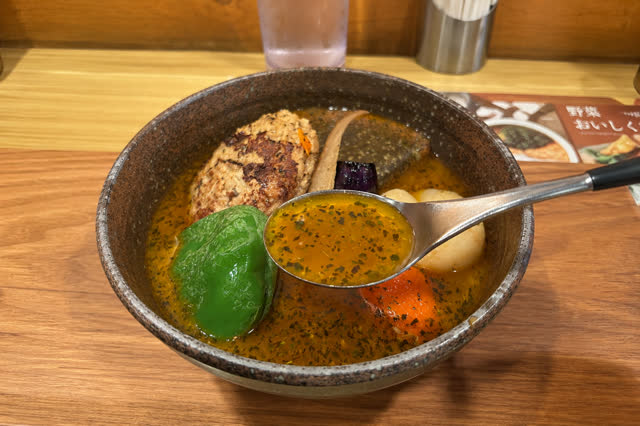 札幌に来たら、一度は食べたい、 スープカレーの世界へ