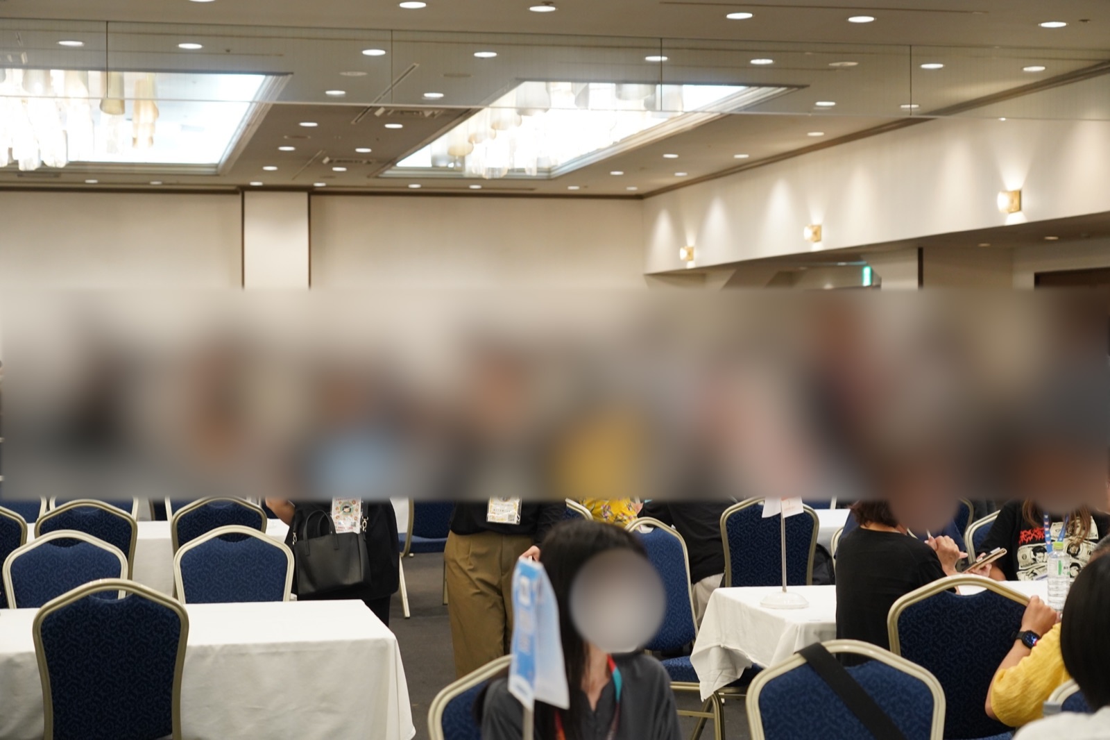 大交流会で立ち話する参加者