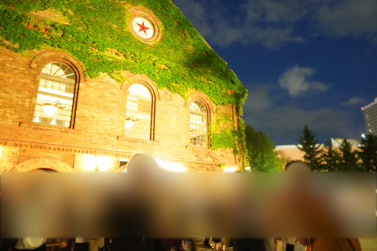 夕暮れのサッポロビール園と参加者